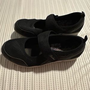 Woman’s Skechers size 11
